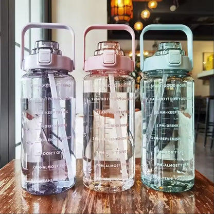 Botella de agua de 2 litros con marcador de tiempo y pajita: botella de agua motivacional para deportes y fitness.