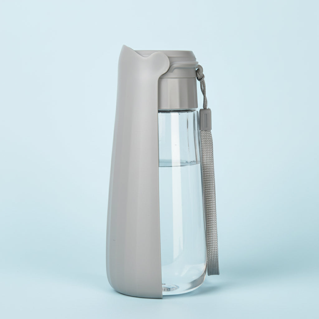 Faltbare Hundetrinkflasche 550 ml in Grau mit auslaufsicherem Design und Trageschlaufe, ideal für Outdoor-Aktivitäten mit Hunden.